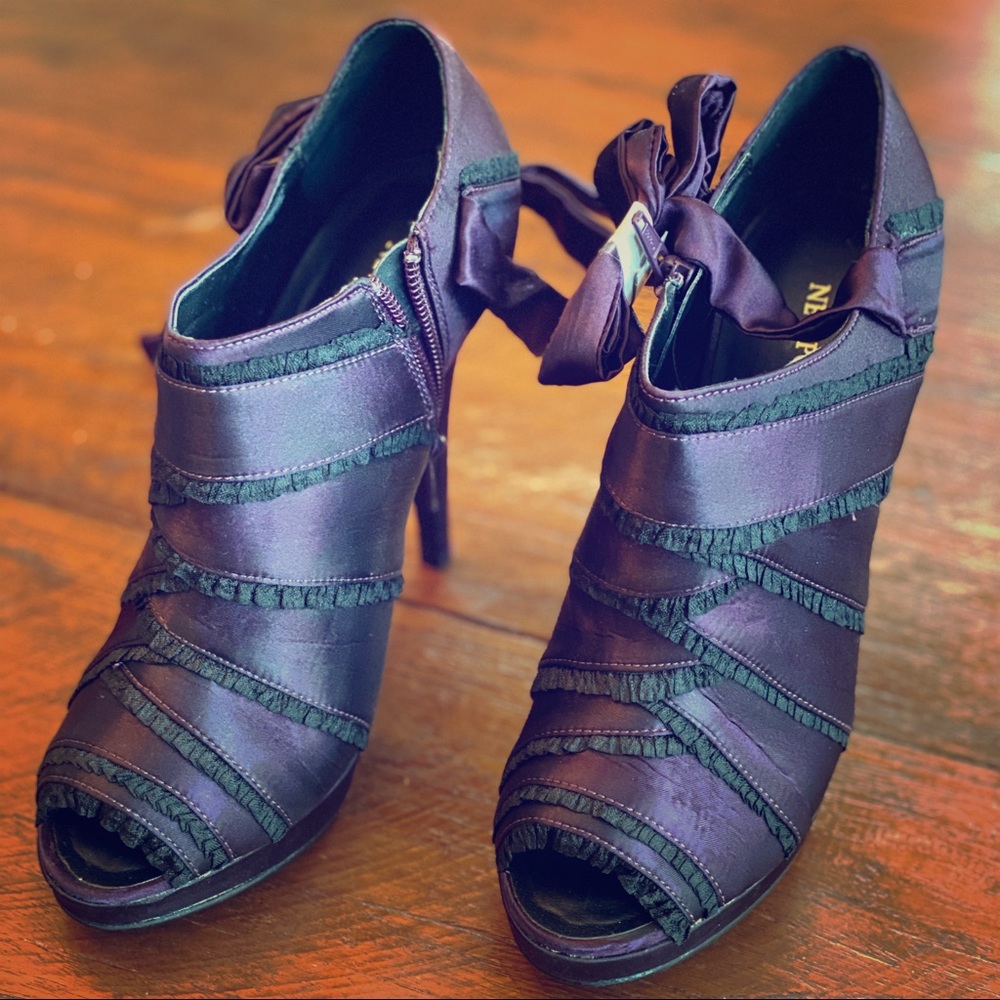 Sexy s7 Vintage Newport News Peep Toe Booties NWT